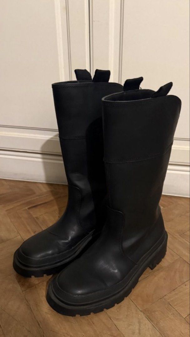 ZARA Flat Boots with Rubberized Sole (Category: Boots) located in Manila. Submitted by imgcmarie (Listing ID 1469784389, Image 1). Description: RFS: Decluttering Buyer to pay for shipping fee Message for more photos.