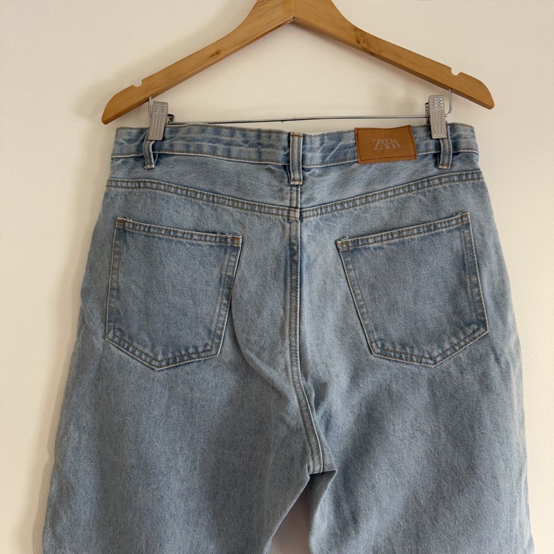 Zara mom jeans (Category: Jeans) located in Manila. Submitted by apparella.ph (Listing ID 1469770240, Image 3). Description: Selling low Due to line sa harap ng pants(please check last picture) Gard denim super ganda Waist:34 Length.:40.