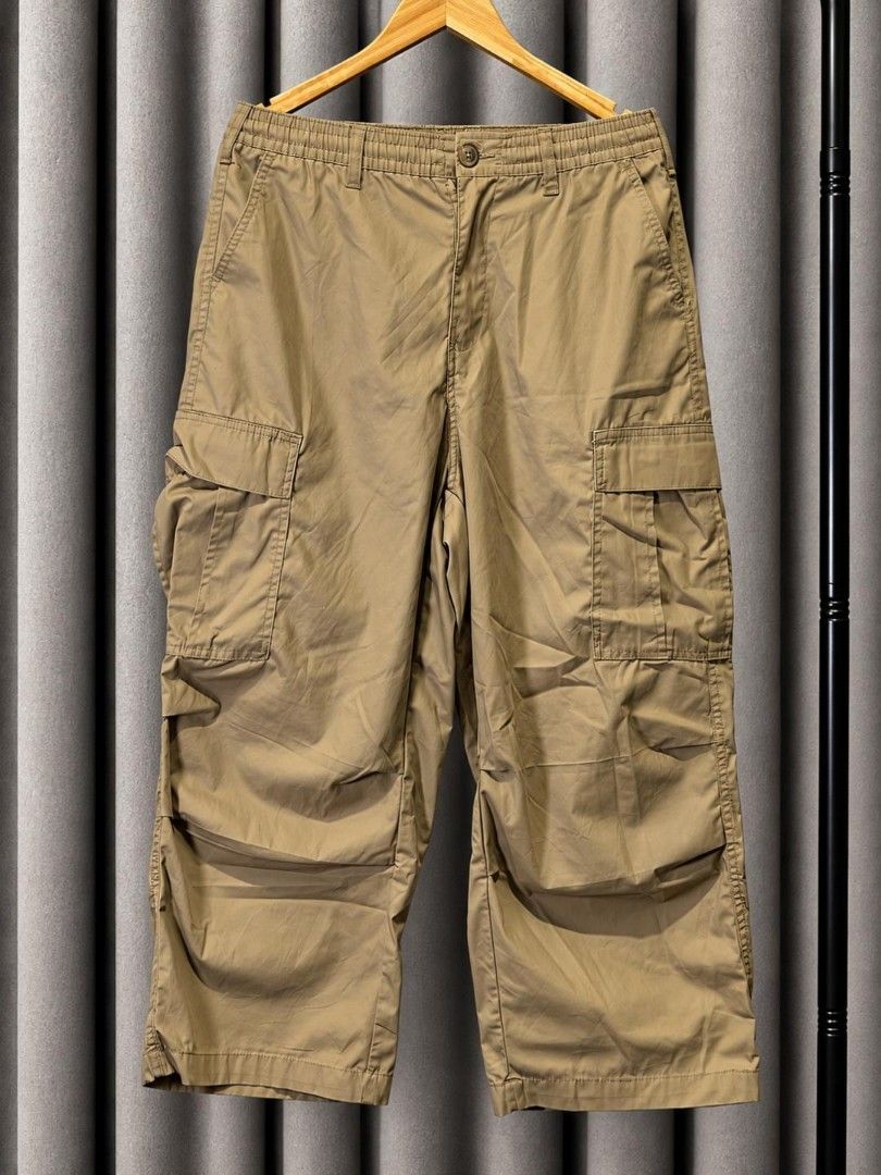 ZARA PARACHUTE BEIGE CARGO PANTS (Category: Trousers) located in Davao. Submitted by blazing.rachel02 (Listing ID 1469892080, Image 1). Description: Size: 29 - 36 Length: 40 Hem: 11.5 Bagong bago pa parang nasa mall No issue Can do VC with the actual item.