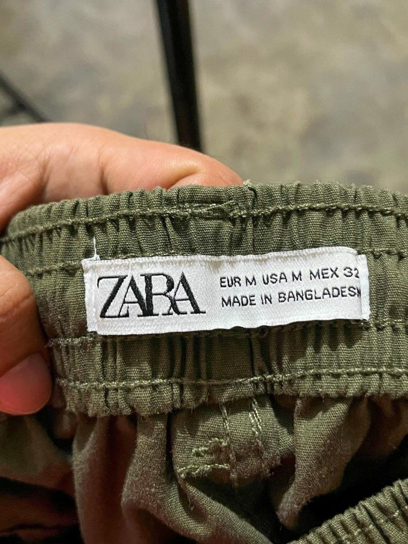 ZARA PARACHUTE OLIVE GREEN CARGO PANTS (Category: Trousers) located in Davao. Submitted by blazing.rachel02 (Listing ID 1469891849, Image 3). Description: Size: 29 - 36 Length: 40 Hem: 11.5 Bagong bago pa parang nasa mall No issue Can do VC with the actual item.