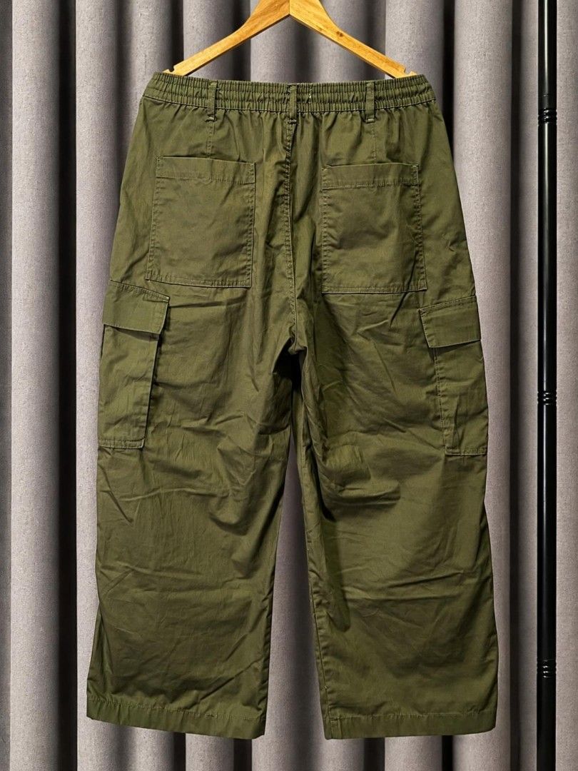 ZARA PARACHUTE OLIVE GREEN CARGO PANTS (Category: Trousers) located in Davao. Submitted by blazing.rachel02 (Listing ID 1469891849, Image 2). Description: Size: 29 - 36 Length: 40 Hem: 11.5 Bagong bago pa parang nasa mall No issue Can do VC with the actual item.