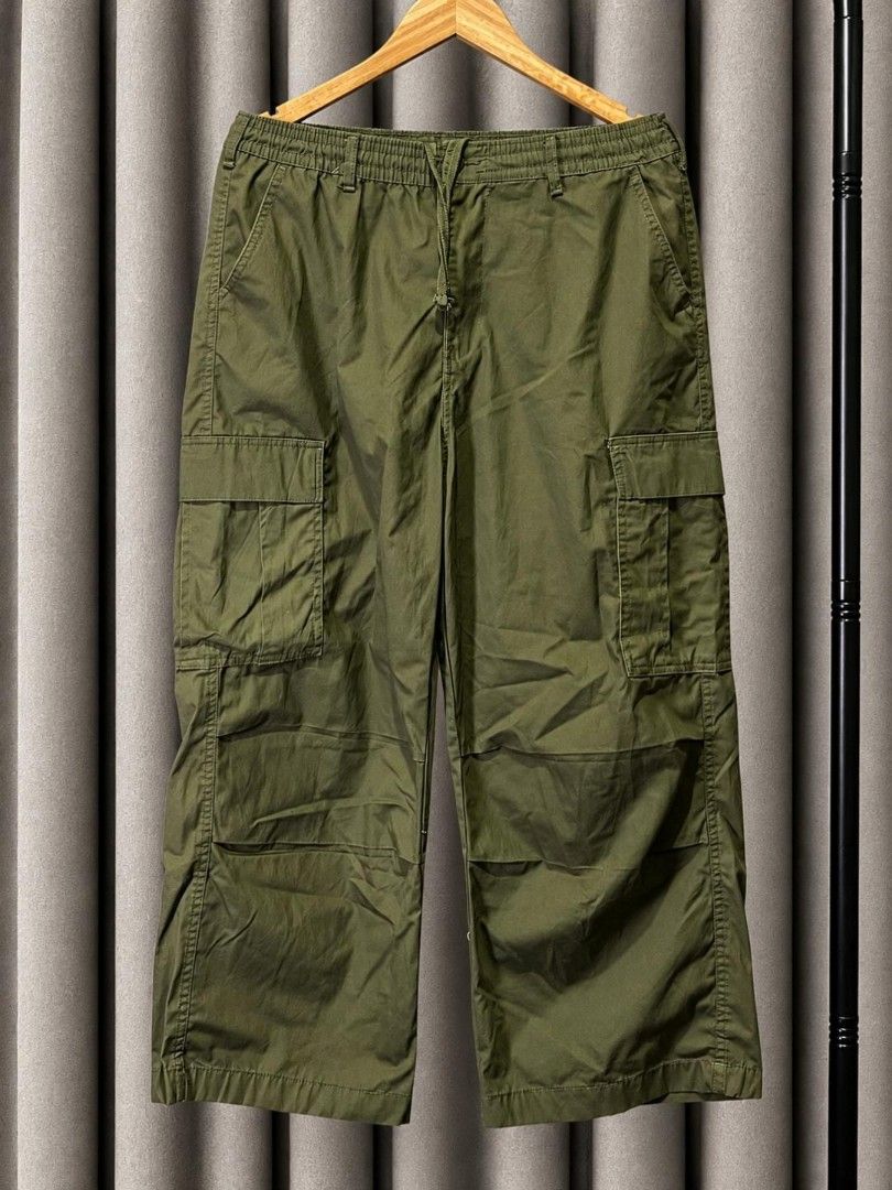 ZARA PARACHUTE OLIVE GREEN CARGO PANTS (Category: Trousers) located in Davao. Submitted by blazing.rachel02 (Listing ID 1469891849, Image 1). Description: Size: 29 - 36 Length: 40 Hem: 11.5 Bagong bago pa parang nasa mall No issue Can do VC with the actual item.