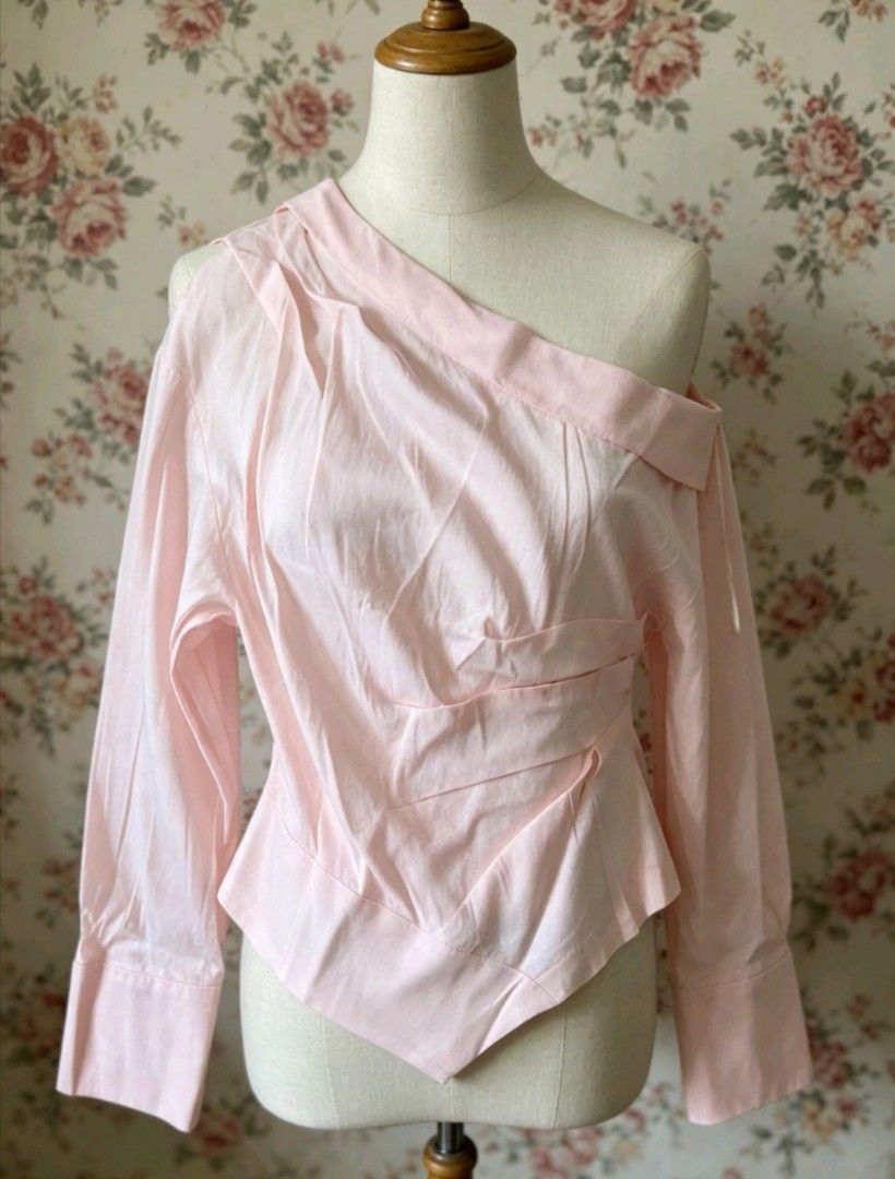 Zara Pink Skirt Size M (Category: Skirts) located in Manila. Submitted by charlottej01596 (Listing ID 1469813769, Image 2). Description: - Brand: Zara - Size: Medium (M) - Made in Turkey - Waistband: Elastic for an easy and comfortable fit - Fabric: Soft and lightweight with a subtle texture - Condition: Excellent / Pre-loved (ready to wear).