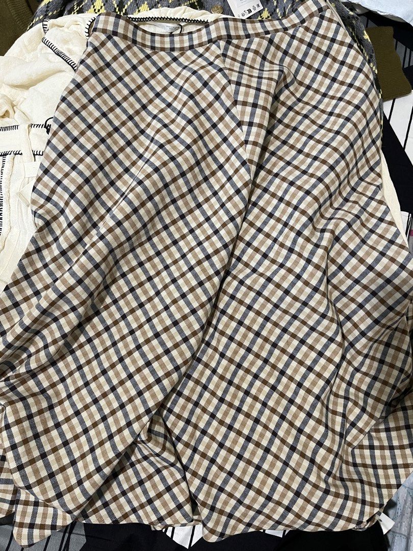 Zara Plaid Cape Midi Skirt (Category: Other Bottoms) located in Taguig. Submitted by madeasoncloset (Listing ID 1469839757, Image 3). Description: Super SHALA in person! 😍✨ Bought for ₱4,995 (almost 5K!) 😳 Super new pa! ❤️ Worn only once for an event. Size L — fits 29–30 waistline. Too big na for me since I lost weight. 🥹💕 Such a gorgeous piece! Perfect for your upcoming events. ✨.
