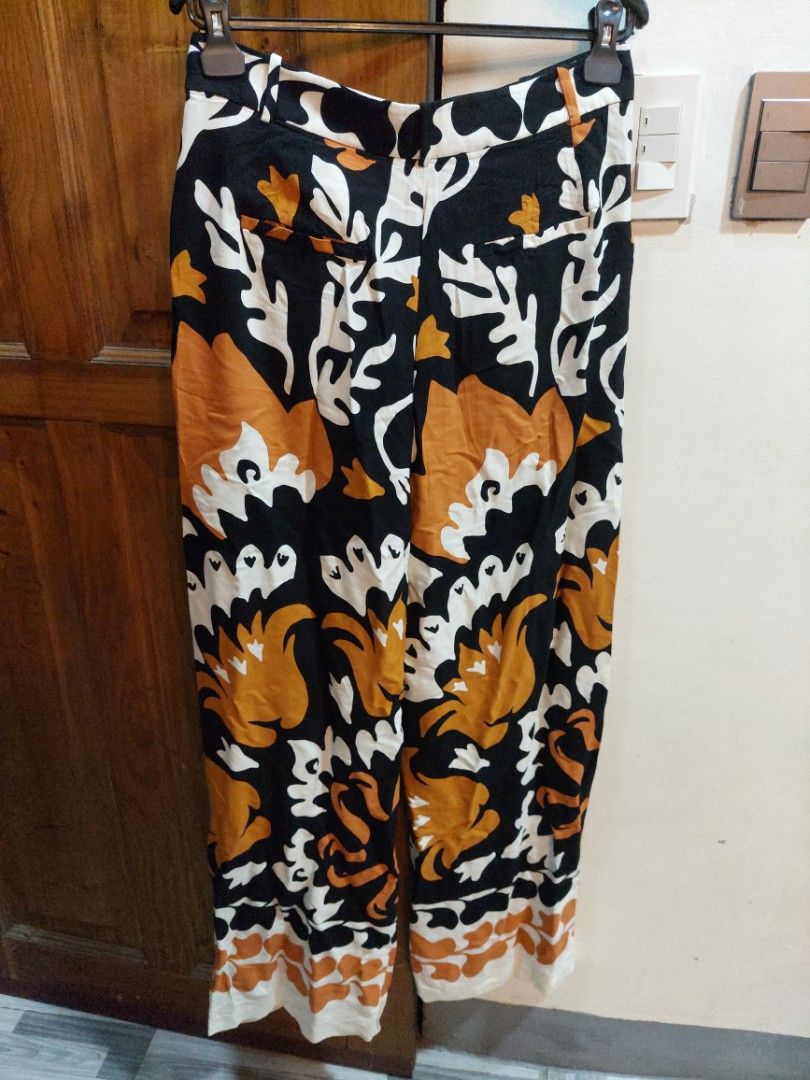 ZARA PRINTED WIDELEG TROUSERS (Category: Other Bottoms) located in San Pedro. Submitted by cyanide.slug.cat (Listing ID 1469868798, Image 3). Description: medium 31" waist 44" length.