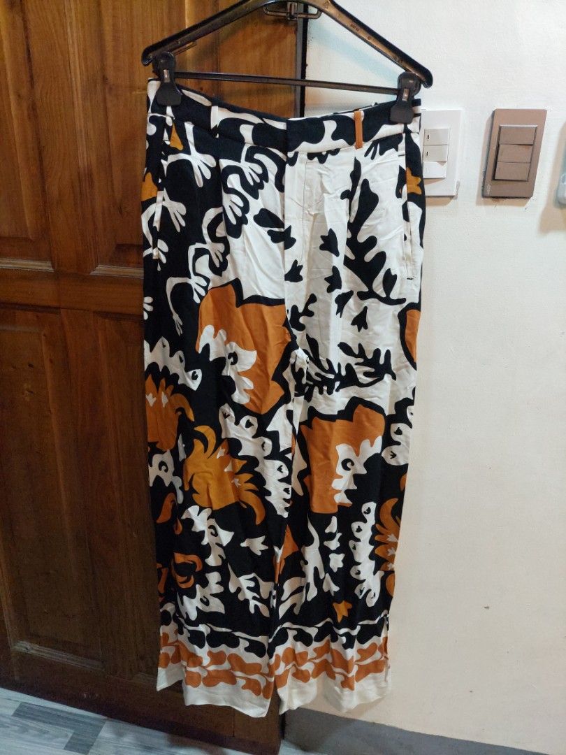ZARA PRINTED WIDELEG TROUSERS (Category: Other Bottoms) located in San Pedro. Submitted by cyanide.slug.cat (Listing ID 1469868798, Image 2). Description: medium 31" waist 44" length.