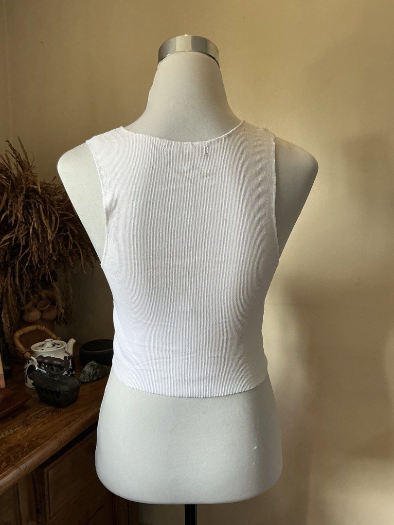 ZARA White Ribbed Sleeveless Crop Top (Category: Sleeveless) located in Quezon City. Submitted by shopabilitymnl (Listing ID 1469807198, Image 2). Description: Size: xs-small Mannequin’s size - Bust: 36-37 inches - Length: 23 Inches .
