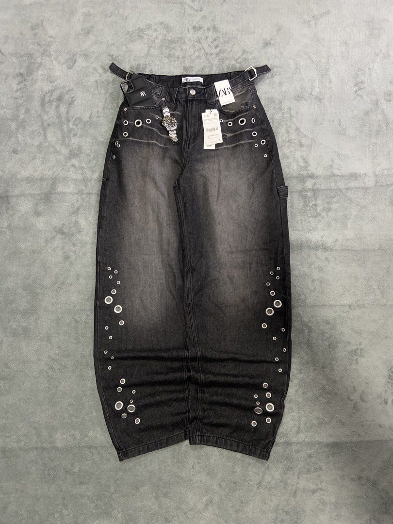 ZARA Y2K CARPENTER JEANS (Category: Jeans) located in Bacolod City. Submitted by clerkhexx (Listing ID 1469922607, Image 1). Description: Y2K ZARA BAGGY BLACK WASH CARPENTER JEANS BNEW Brand: ZARA Measurements: Waist: 30 Lenght: 44 Thigh: 14 Leg Hole: 9 Mine: 700 Condition of this item 10 - color rate 10- no issue Check every photos for conditions of the item.