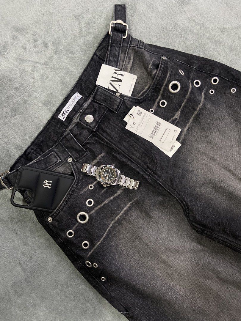 ZARA Y2K CARPENTER JEANS (Category: Jeans) located in Bacolod City. Submitted by clerkhexx (Listing ID 1469922607, Image 2). Description: Y2K ZARA BAGGY BLACK WASH CARPENTER JEANS BNEW Brand: ZARA Measurements: Waist: 30 Lenght: 44 Thigh: 14 Leg Hole: 9 Mine: 700 Condition of this item 10 - color rate 10- no issue Check every photos for conditions of the item.
