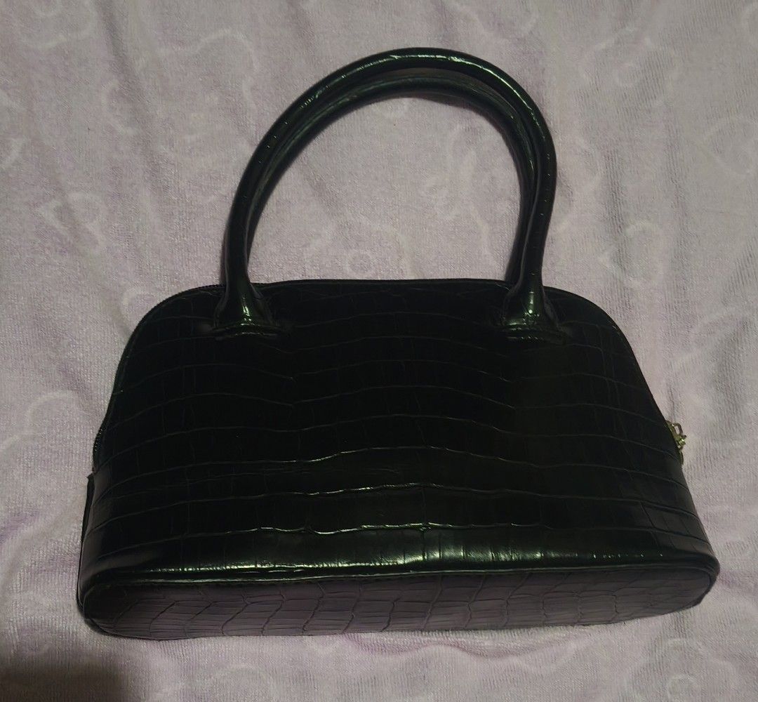 150 each (500 take all) (Category: Cross-body Bags) located in Villasis. Submitted by bunnybabe08 (Listing ID 1470133376, Image 3). Description: Unbranded shoulder/sling bags. I can send more pics per bag • Price: ₱150 each (500 if take all) • Reason for Selling (RFS): Decluttering / Closet cleanup • Mode of Payment (MOP): GCash / Bank Transfer • Shipping: Via J&T or LBC (buyer shoulders shipping fee) Available unless tagged as sold..