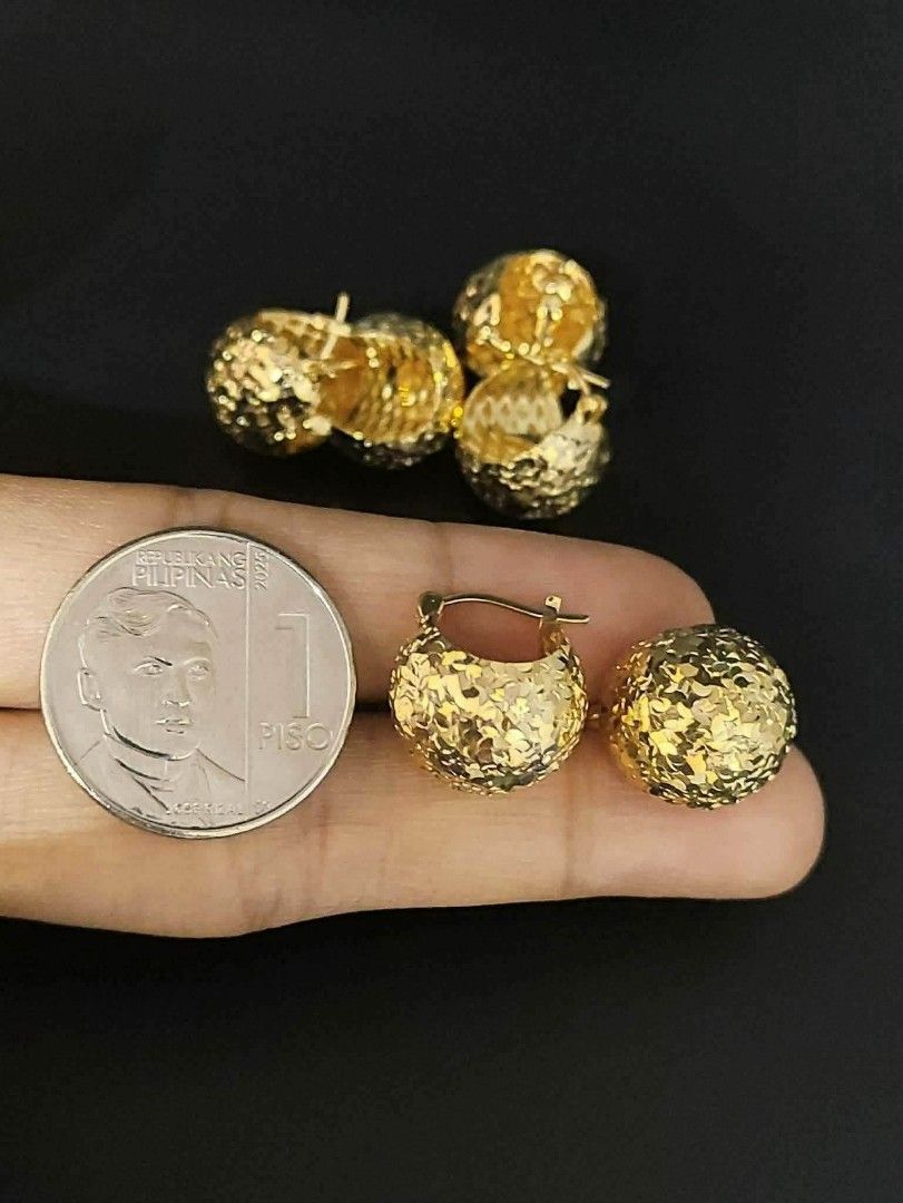 18k Hk gold dome earrings (Category: Earrings) located in Manila. Submitted by bhelgoldseller2ndaccount (Listing ID 1470087052, Image 1). Description: New!!✨New!!✨New!! Authentic 18k Hk Golds 💯pawnable/naisasanla 💯with high appraisal rate 💯good investment 💯Direct supplier price 👉OPEN for resellers 🌺please take time to evaluate their actual sizes and grams 👉Best panggift for all occasions ✅ Sold per grams not per piece Kya lowest price ✅Wit