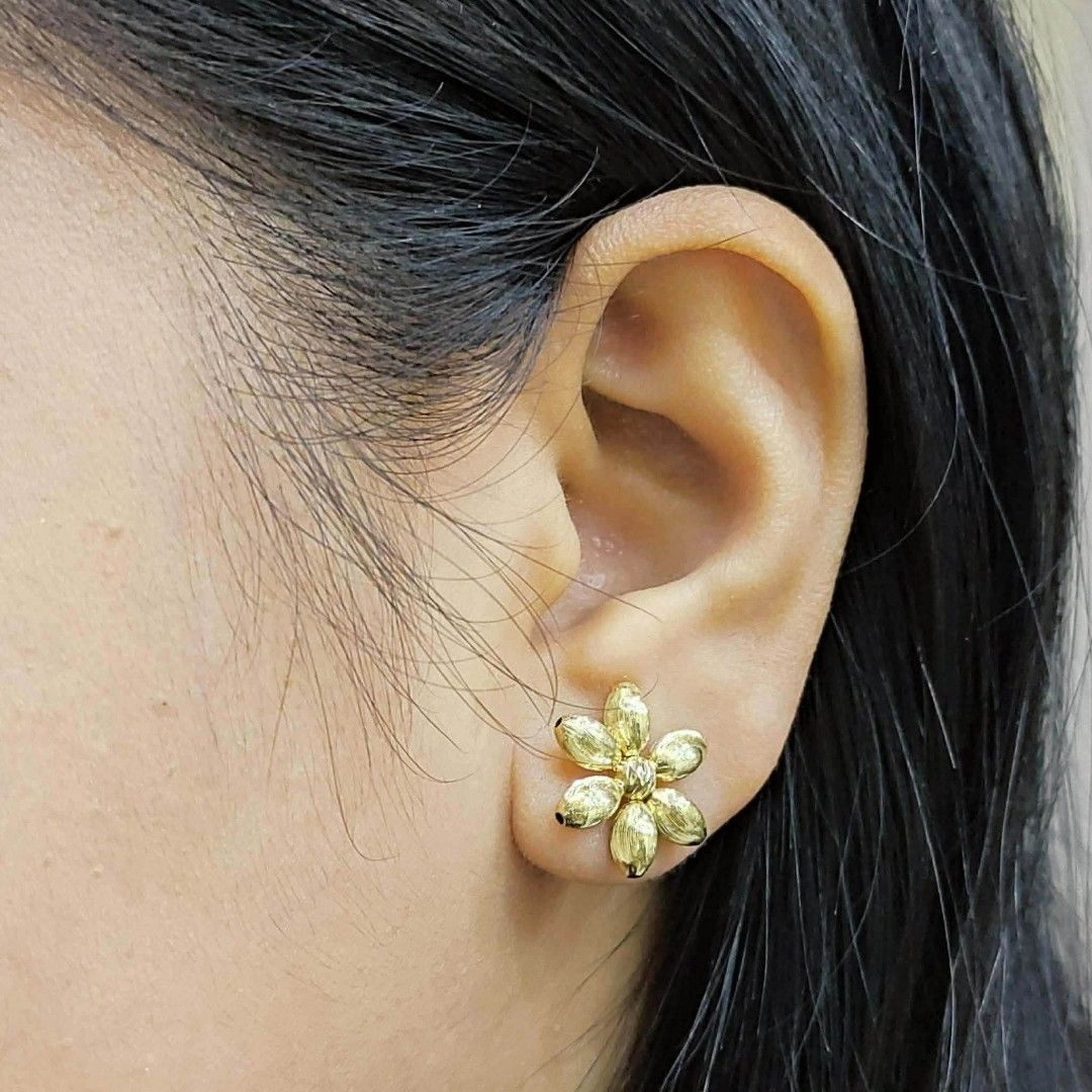 18k Hk gold earrings (Category: Earrings) located in Manila. Submitted by bhelgoldseller2ndaccount (Listing ID 1470091367, Image 2). Description: New!!✨New!!✨New!! Authentic 18k Hk Golds 💯pawnable/naisasanla 💯with high appraisal rate 💯good investment 💯Direct supplier price 👉OPEN for resellers 🌺please take time to evaluate their actual sizes and grams 👉Best panggift for all occasions ✅ Sold per grams not per piece Kya lowest price ✅With pro