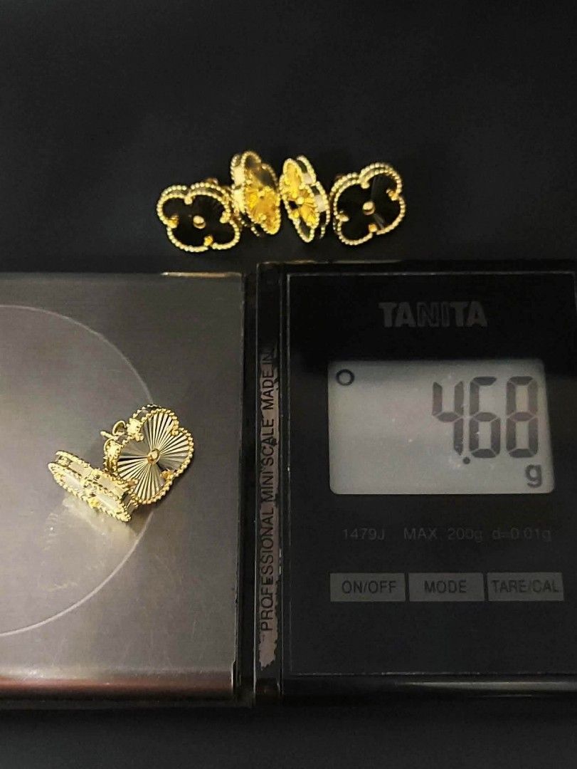 18k Saudi gold Vca Alhambra earrings (Category: Earrings) located in Manila. Submitted by bhelgoldseller2ndaccount (Listing ID 1470028444, Image 3). Description: New!!✨New!!✨New!! Authentic 18k Saudi Golds 💯pawnable/naisasanla 💯with high appraisal rate 💯good investment 💯Direct supplier price 👉OPEN for resellers 🌺please take time to evaluate their actual sizes and grams 👉Best panggift for all occasions ✅ Sold per grams not per piece Kya low