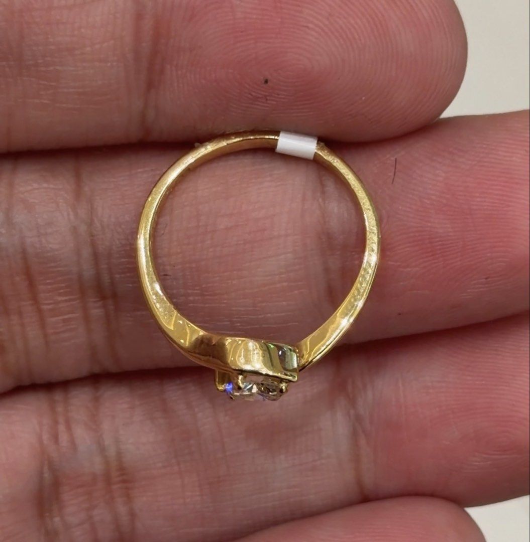 18K Yellow Gold Solitaire Diamond Ring (Category: Rings) located in Las Pinas. Submitted by houseofgems0 (Listing ID 1470090571, Image 2). Description: 18K Yellow Gold Solitaire Diamond Ring Details: - 18K Yellow Gold | 2.4 grams - Size: 6.5 - 1 round brilliant-cut natural diamond - Total Carat Weight (approx.): .40ct - PRICE: ₱29,000 💎 All items are 100% AUTHENTIC/PAWNABLE. 💎 LAYAWAY AVAILABLE 4 months no interest. Send us a message to inquire