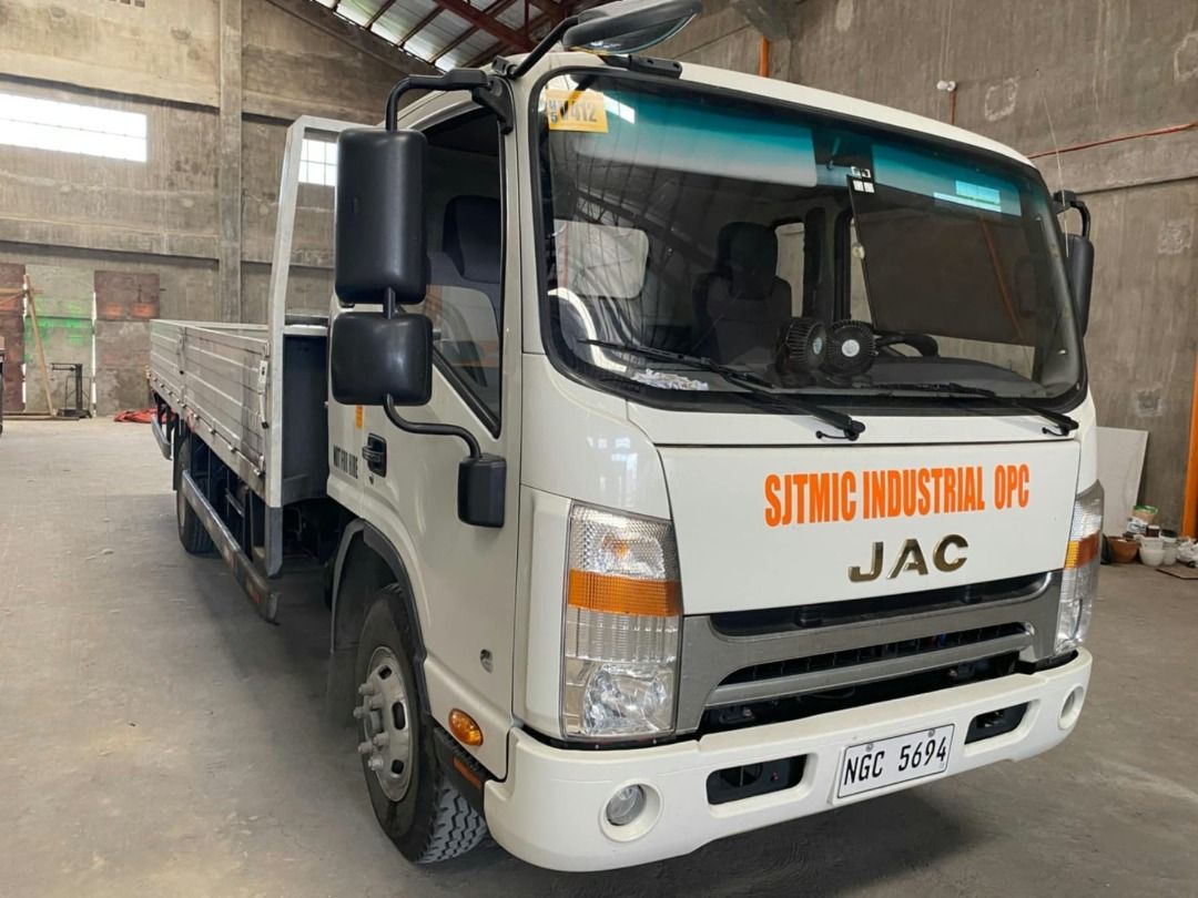 20 Footer dropside truck (Category: Heavy Vehicles) located in Manila. Submitted by danren911 (Listing ID 1469977366, Image 1). Description: 20 footer dropside truck for sale at 980,000 JAC KING 2023.