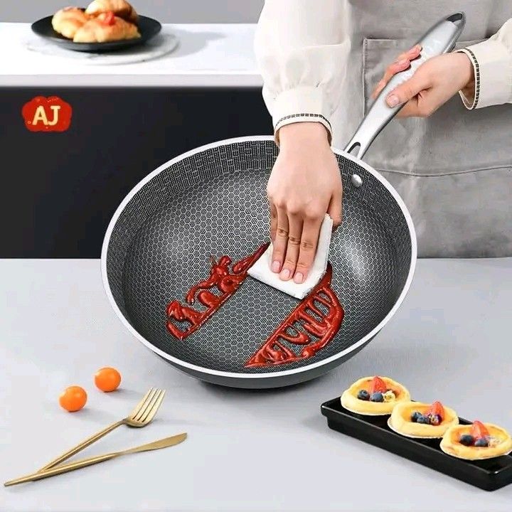 32cm Stainless Non Stick Pan (Category: Cookware & Accessories) located in Makati City. Submitted by oideme (Listing ID 1470054102, Image 2). Description: .