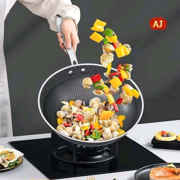 32cm Stainless Non Stick Pan (Category: Cookware & Accessories) located in Makati City. Submitted by oideme (Listing ID 1470054102, Image 3). Description: .