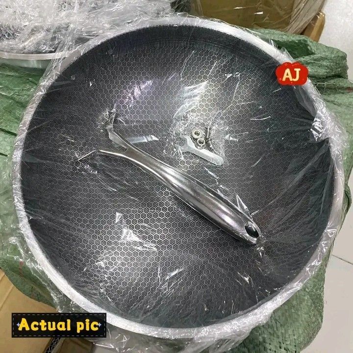 32cm Stainless Non Stick Pan (Category: Cookware & Accessories) located in Makati City. Submitted by oideme (Listing ID 1470054102, Image 1). Description: .