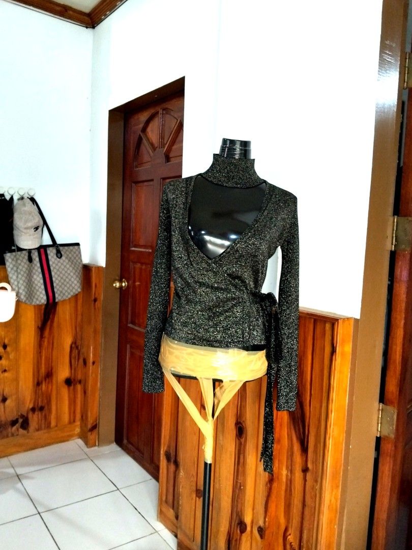 50k DVF knitwear size M runway (Category: Coats, Jackets and Outerwear) located in La Trinidad. Submitted by designeritems2000 (Listing ID 1469963989, Image 2). Description: .