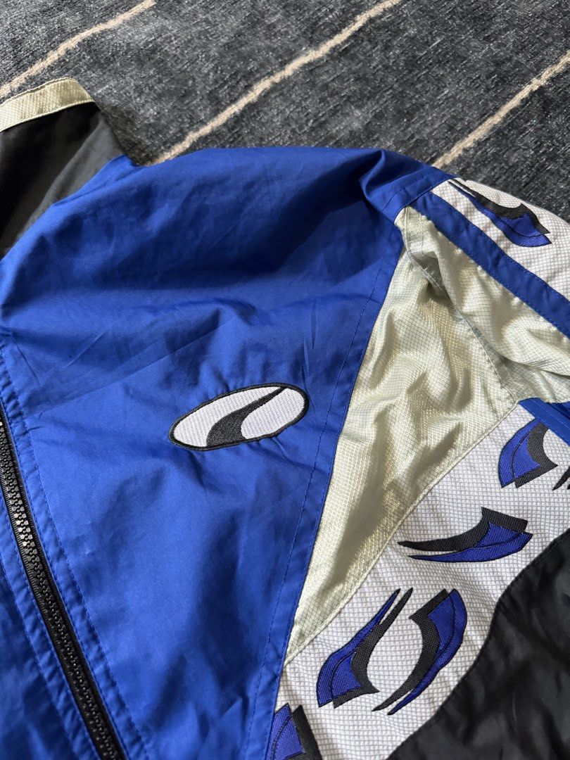 90s puma windbreaker (Category: Coats, Jackets and Outerwear) located in Batangas. Submitted by robertlopezigaya (Listing ID 1469985055, Image 2). Description: 90s puma windbreaker Size L No issue Excellent.
