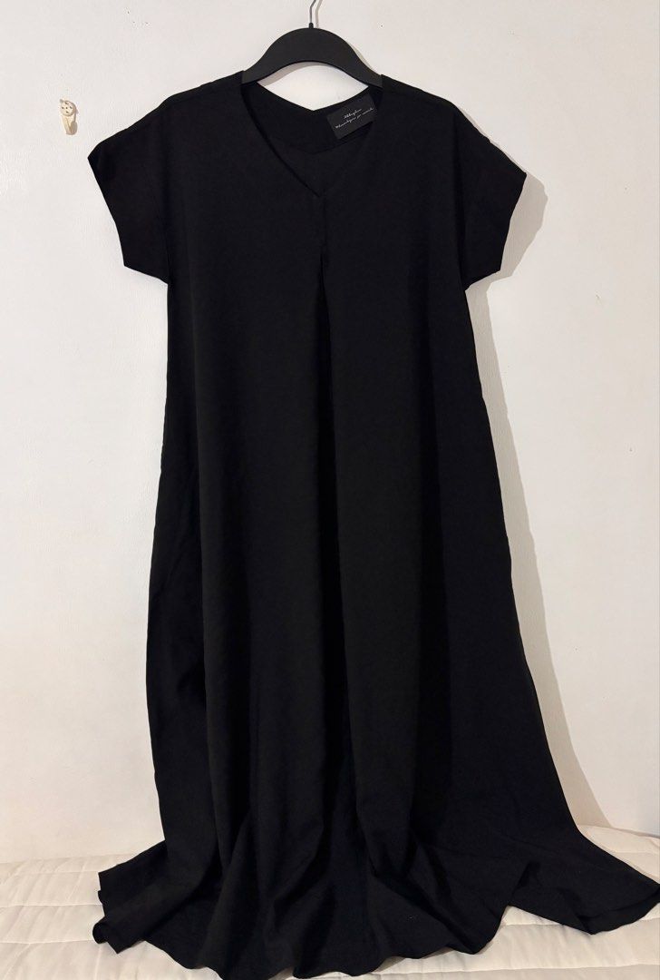 🖤 ABBEYLEE Black V-Neck Maxi Dress (Category: Dresses) located in Manila. Submitted by hellothere2012 (Listing ID 1470072514, Image 2). Description: Super pretty and comfy in actual! 😍✨ Elegant, minimalist black dress with a flattering V-neckline, relaxed cap sleeves, flowy silhouette, and front pleat detail. Timeless and easy to style for casual days, office wear, travel, or dressier occasions. 🖤 Brand: ABBEYLEE 🖤 Size: F (Free Size) 🖤 Colo