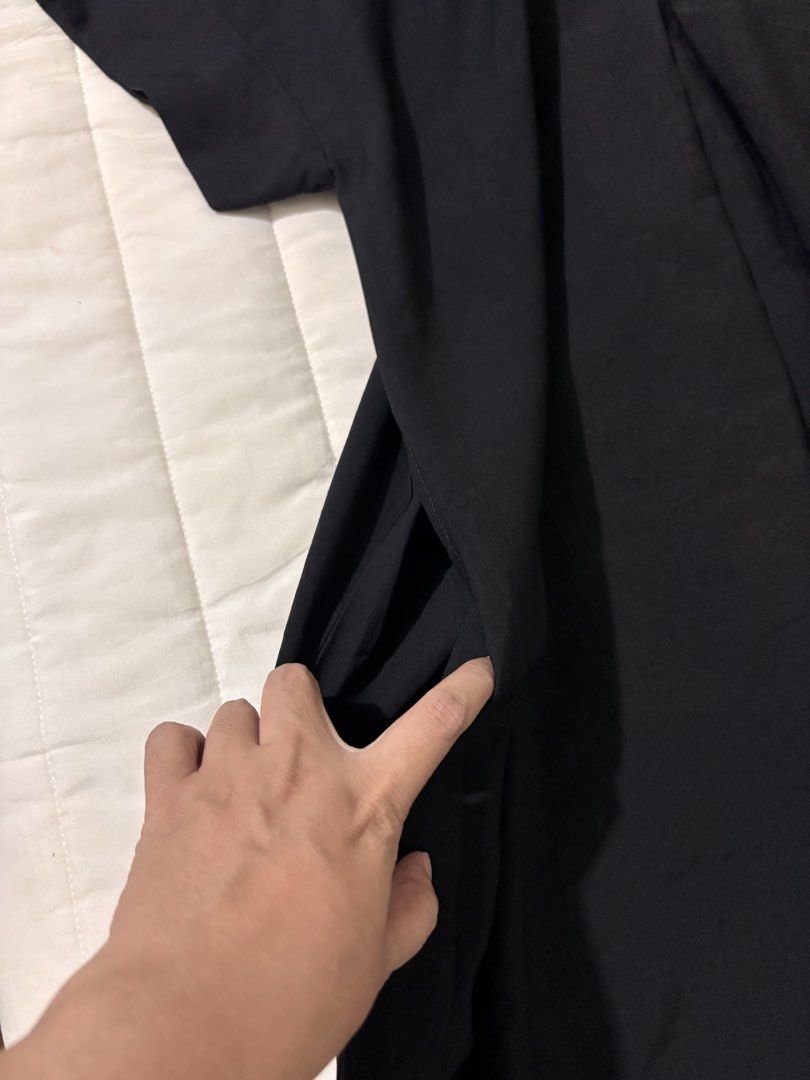 🖤 ABBEYLEE Black V-Neck Maxi Dress (Category: Dresses) located in Manila. Submitted by hellothere2012 (Listing ID 1470072514, Image 3). Description: Super pretty and comfy in actual! 😍✨ Elegant, minimalist black dress with a flattering V-neckline, relaxed cap sleeves, flowy silhouette, and front pleat detail. Timeless and easy to style for casual days, office wear, travel, or dressier occasions. 🖤 Brand: ABBEYLEE 🖤 Size: F (Free Size) 🖤 Colo