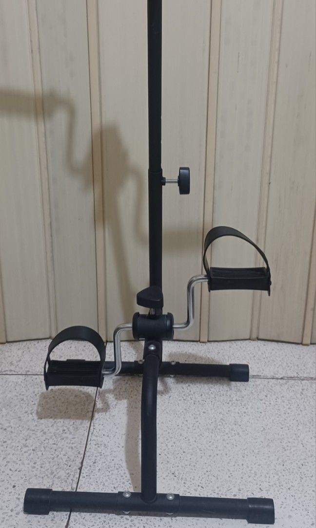 🩹 Dual‑Action Arm & Leg Rehab Exercise Peddler (Category: Cardio & Fitness Machines) located in Quezon City. Submitted by wjmae (Listing ID 1470049067, Image 2). Description: Adjustable height & angle; independent crank handles + foot pedals. For seated mobility, circulation and post‑injury recovery. Smooth‑working mechanism, no major damage..