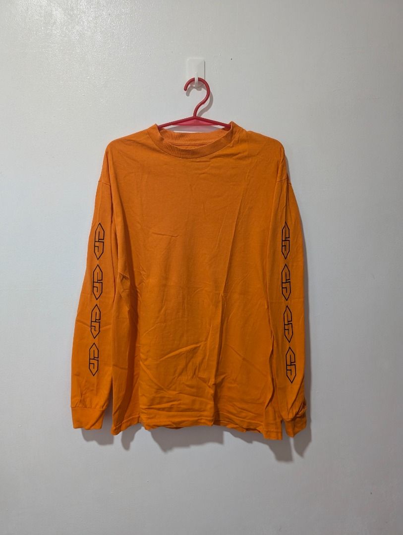 👕 Gnarly | Orange Long Sleeve Shirt (Category: Longsleeves) located in Agdangan. Submitted by ej-declutter (Listing ID 1470017612, Image 2). Description: 📏 Size: Medium ↔️ Width: 18" 📐 Length: 27.5" ✨ Condition: Excellent Condition ⚠️ Issues/Defects: Minor stains .