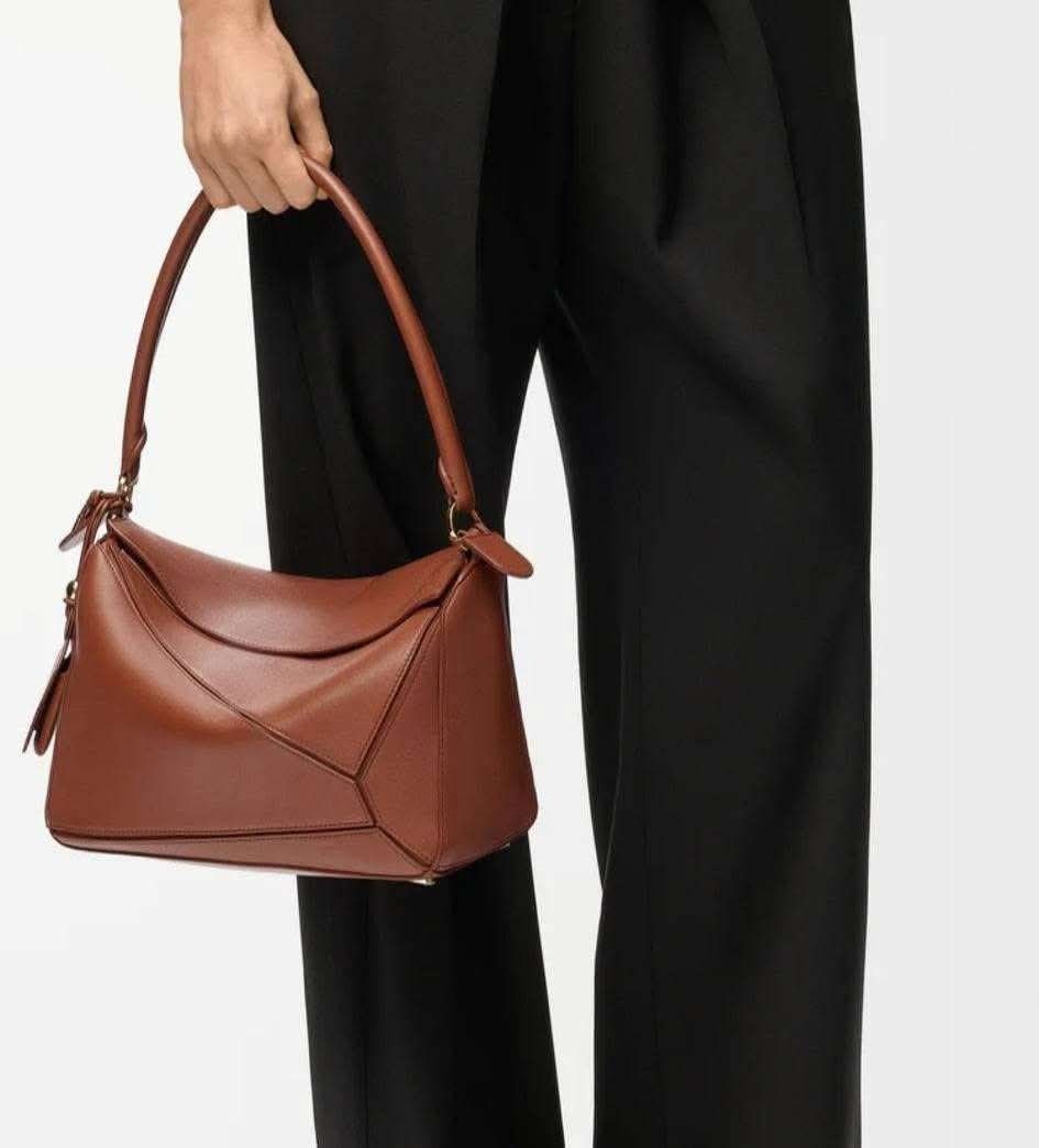 🖤 LOEWE medium Featherlight Puzzle bag in nappa lambskin (Category: Luxury Accessories) located in Caloocan City. Submitted by mohsin2 (Listing ID 1470033686, Image 3). Description: LOEWE medium Featherlight Puzzle bag in nappa lambskin 17,980p pl7s sf Like new/ Brandnew shoulder or crossbody carry detachable and adjustable strap with rotating dogclips zip closure with articulated pull detachable LOEWE embossed tag with secret pocket and balloon
