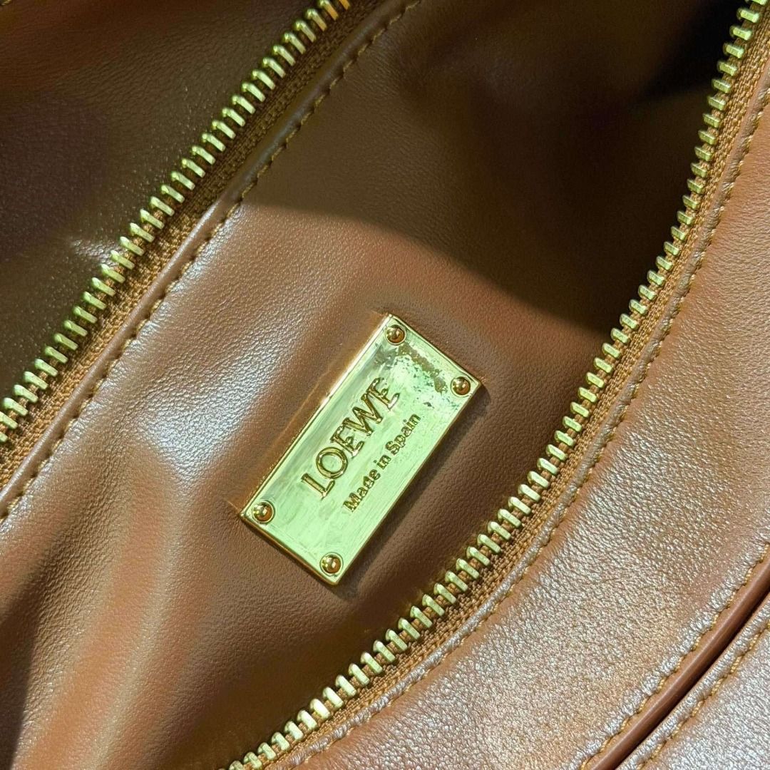 💢 LOEWE Medium Tan Leather Featherlight Puzzle Top-Handle Bag (Category: Luxury Bags & Wallets) located in Kibawe. Submitted by yumicaspia39544 (Listing ID 1470035303, Image 3). Description: LOEWE Medium Tan Leather Featherlight Puzzle Top-Handle Bag 17,999p pl7s sf Like new/ Brandnew shoulder or crossbody carry detachable and adjustable strap with rotating dogclips zip closure with articulated pull detachable LOEWE embossed tag with secret pock