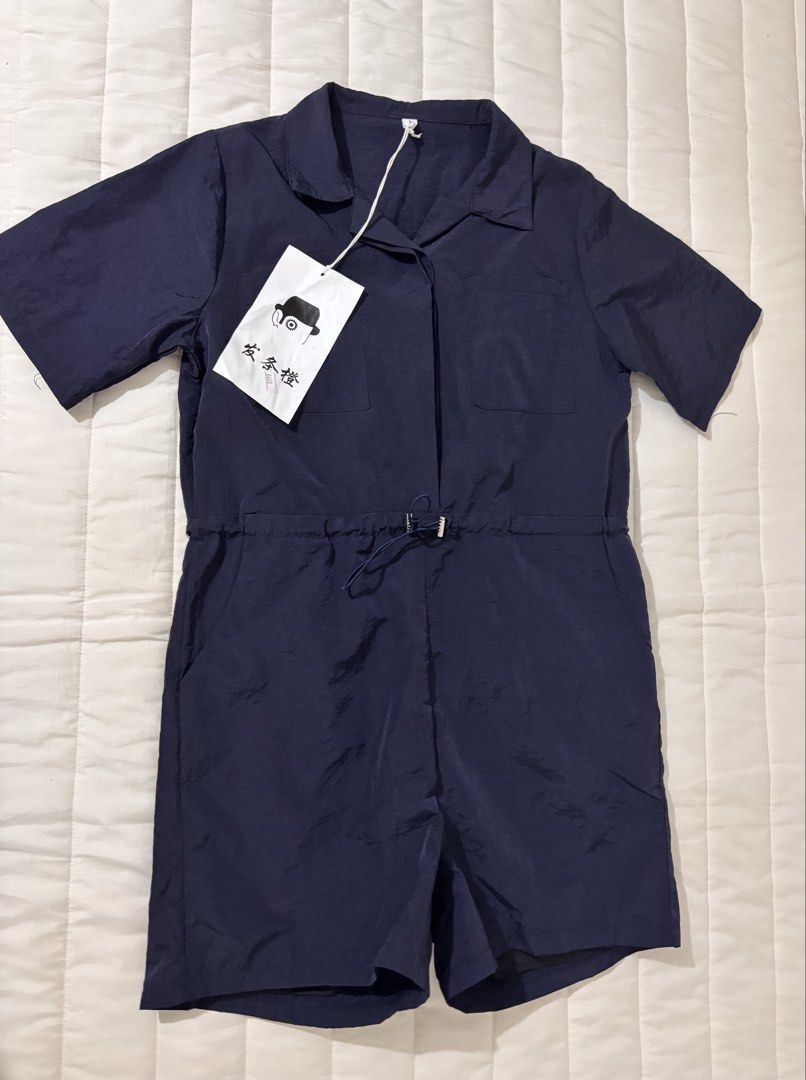 💙 Navy Blue Utility Romper | Short Sleeve | Drawstring Waist (Category: Rompers) located in Manila. Submitted by hellothere2012 (Listing ID 1470139767, Image 3). Description: A stylish navy blue short-sleeve romper with a collared neckline, button-front closure, and adjustable drawstring waist. Features two front patch pockets and a lightweight-looking, slightly crinkled fabric for a relaxed, casual style. ✨ Details * Color: Navy blue * Style: S