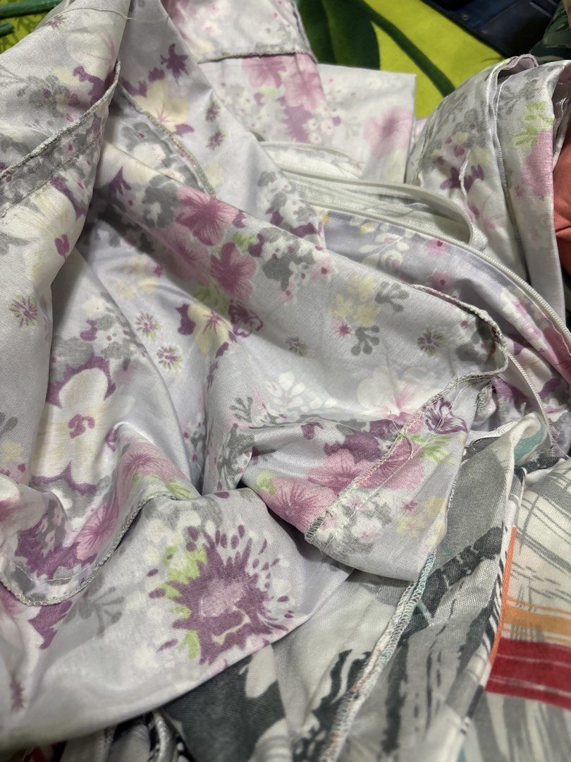 Abstract Print Travel Bag with Zippers (Category: Bedding & Towels) located in Taguig. Submitted by monayy (Listing ID 1469954629, Image 2). Description: 2 bedsheet with zipper. Same Single size - Bedsheet with zipper - Single (4x36x75) 2 for 350 Pick up loc. Gutierrez Compound Taguig City. Near Amazing Grace Community Church.
