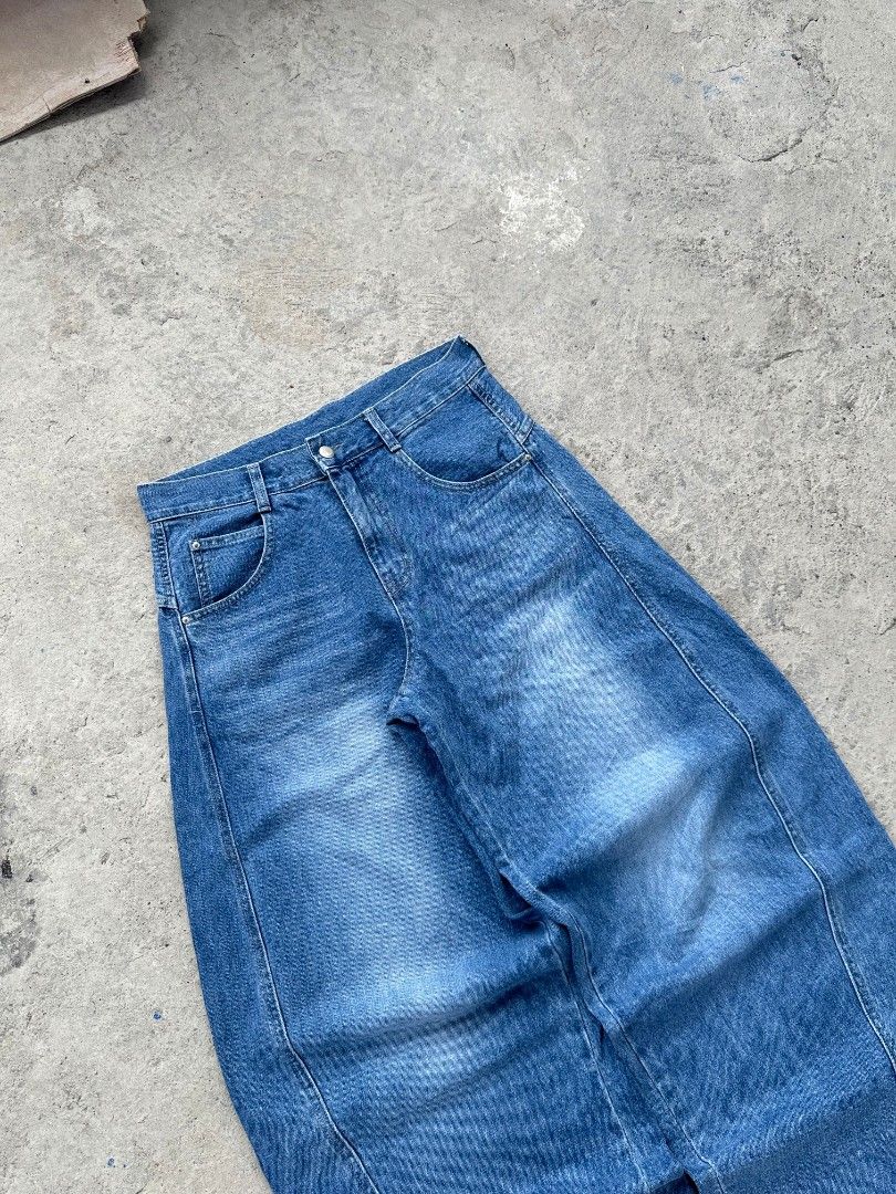 Acid bluewash barrel baggy pants (Category: Jeans) located in Davao. Submitted by boss_kel (Listing ID 1470096935, Image 2). Description: Waist: 31-32 Lenght: 40.5 Thigh: 13.5 Hem: 10.5 Issue: ❌.