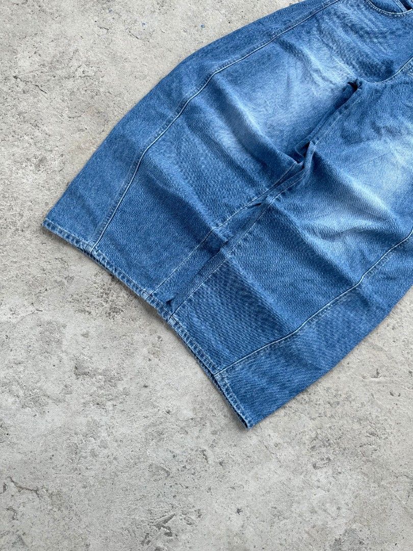 Acid bluewash barrel baggy pants (Category: Jeans) located in Davao. Submitted by boss_kel (Listing ID 1470096935, Image 3). Description: Waist: 31-32 Lenght: 40.5 Thigh: 13.5 Hem: 10.5 Issue: ❌.