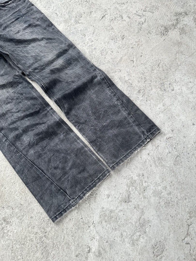 Acidblack bootcut jeans (Category: Jeans) located in Davao. Submitted by boss_kel (Listing ID 1470097659, Image 3). Description: Waist: 35-36 Lenght: 41 Thigh: 12.5 Hem: 9 Issue: ❌.
