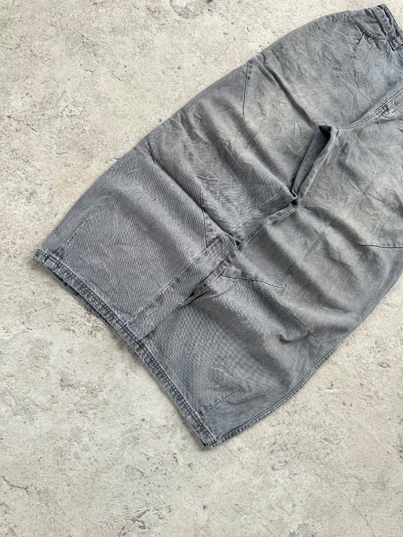 Acidgray barrel baggy pants (Category: Jeans) located in Davao. Submitted by boss_kel (Listing ID 1470099870, Image 3). Description: Waist: 32-33 Lenght: 42 Thigh: 15 Hem: 10.5 Issue: May punit sa hem, Tahiin mo nlng solido payan.