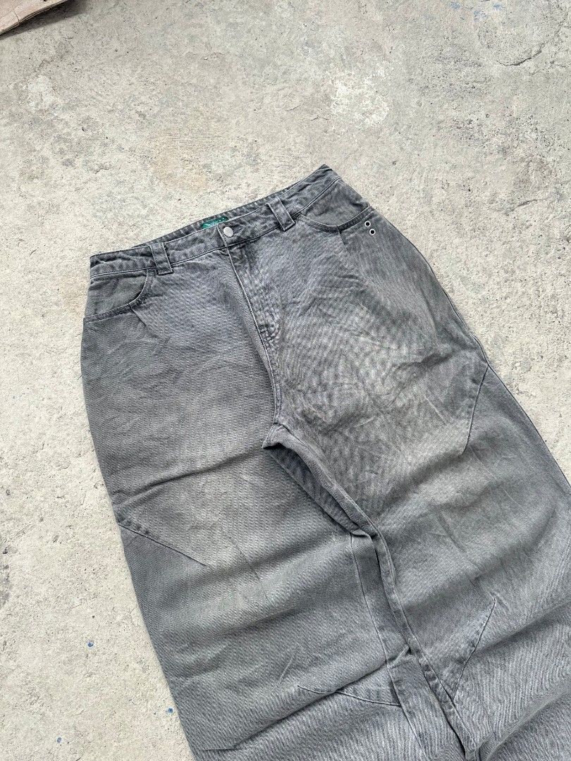 Acidgray barrel baggy pants (Category: Jeans) located in Davao. Submitted by boss_kel (Listing ID 1470099870, Image 2). Description: Waist: 32-33 Lenght: 42 Thigh: 15 Hem: 10.5 Issue: May punit sa hem, Tahiin mo nlng solido payan.
