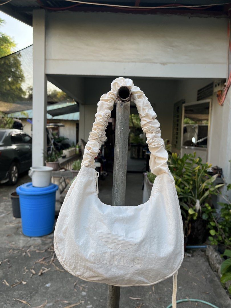 Adidas 2 way Bag (Category: Shoulder Bags) located in Manila. Submitted by 6amthrift (Listing ID 1470001776, Image 1). Description: Can be shoulder bag and Crossbody bag.