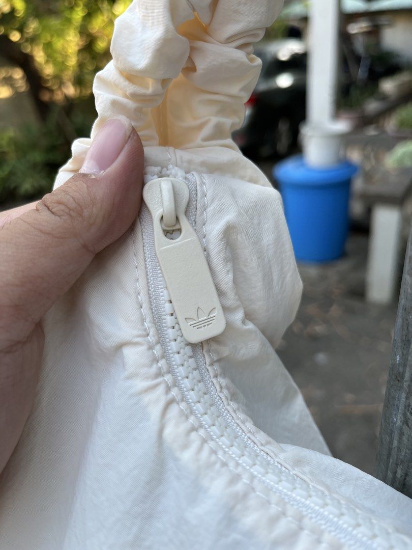 Adidas 2 way Bag (Category: Shoulder Bags) located in Manila. Submitted by 6amthrift (Listing ID 1470001776, Image 3). Description: Can be shoulder bag and Crossbody bag.