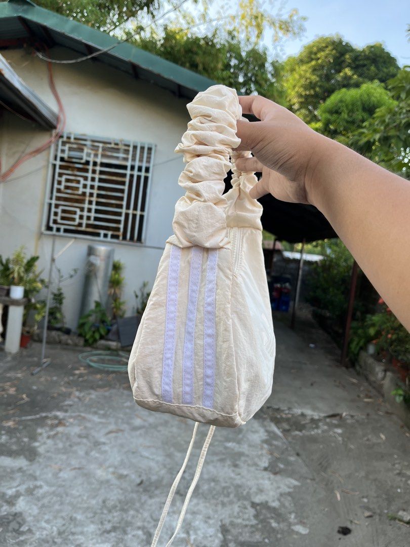 Adidas 2 way Bag (Category: Shoulder Bags) located in Manila. Submitted by 6amthrift (Listing ID 1470001776, Image 2). Description: Can be shoulder bag and Crossbody bag.