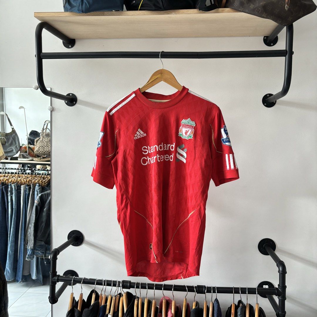Adidas Liverpool Suarez 7 Home Jersey Medium (Category: Activewear) located in Bambang. Submitted by heats777 (Listing ID 1470018802, Image 2). Description: - Authentic Liverpool home jersey from the legendary Adidas era - Features Suarez name and number 7 printing on the back - Standard Chartered sponsor on the front with Premier League patches on both sleeves - Crafted with breathable ClimaCool fabric - Size: Medium (M) - Classic red design acc