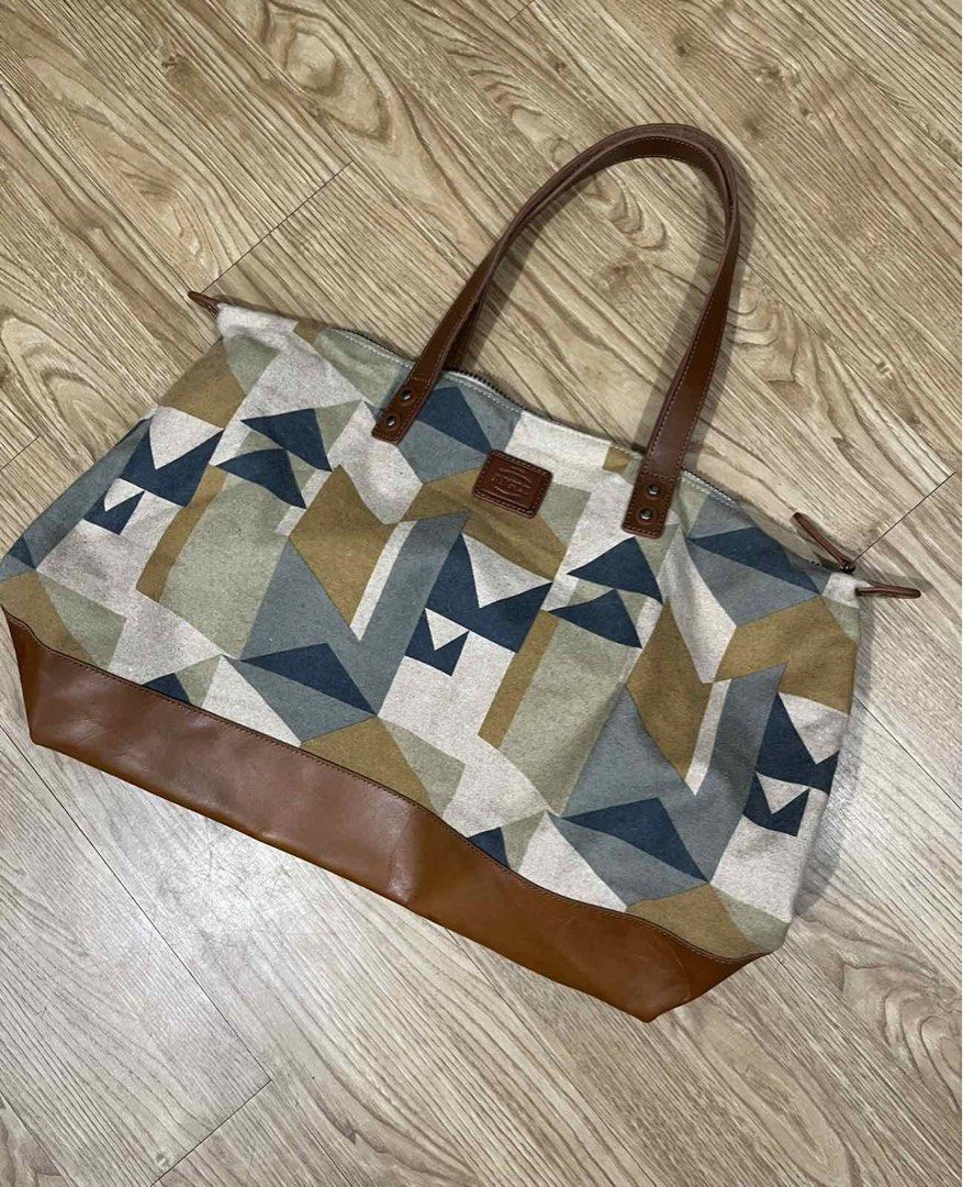 Aigle Weekender Bag (Category: Tote Bags) located in Manila. Submitted by kutikitest2016 (Listing ID 1470108596, Image 3). Description: Very good condition - no issue Large size Fits up to 15in laptop.