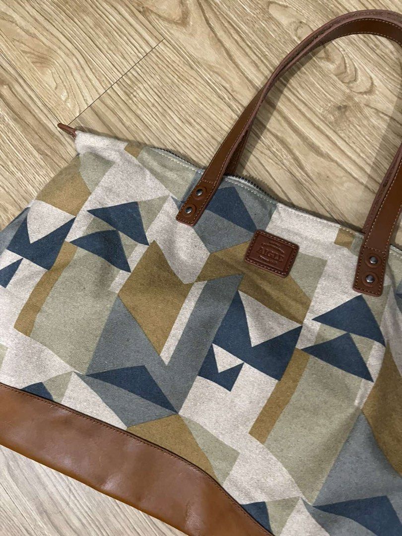 Aigle Weekender Bag (Category: Tote Bags) located in Manila. Submitted by kutikitest2016 (Listing ID 1470108596, Image 1). Description: Very good condition - no issue Large size Fits up to 15in laptop.