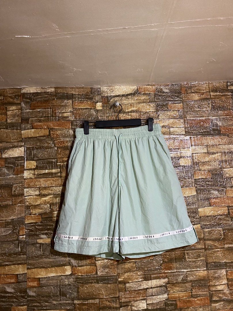 AIR JORDAN ESSENTAILS WOVEN SHORTS (Category: Shorts) located in Cebu City. Submitted by arsenyong (Listing ID 1469965145, Image 1). Description: Waist:28-34 Length :19 Hem:12 Excellent Need wash only.