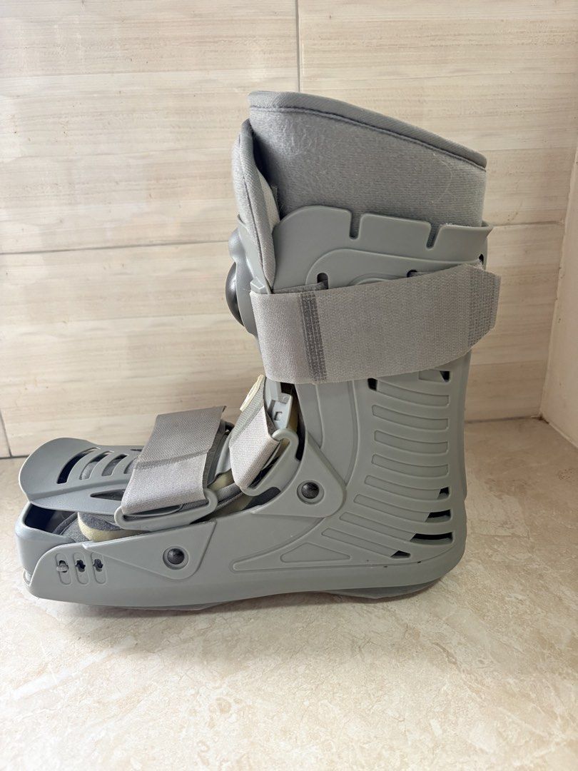 Aircast Walking Boot — Size Medium | Excellent Condition (Category: Braces, Support & Protection) located in Bacoor. Submitted by cho.qualityfindsph (Listing ID 1470127856, Image 2). Description: Selling my Prime pneumatic walking boot / air cast, size Medium. Used briefly during recovery — still in great, fully functional condition! No tears or damage. ✅ Details: • Brand: Prime (pneumatic / air bladder support) • Size: Medium • Adjustable straps