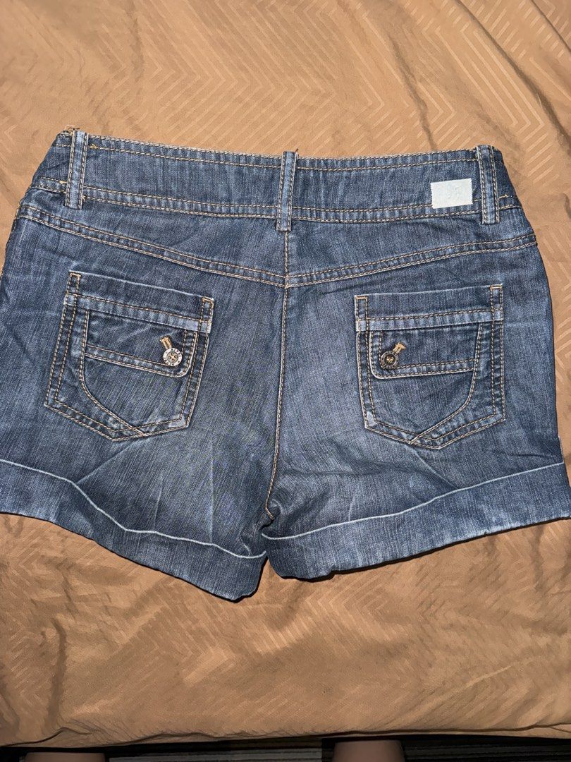 AIVEI Blue Denim Cuffed Shorts (Category: Shorts) located in Taytay. Submitted by favorednfound (Listing ID 1469949483, Image 2). Description: size: 25-26 includes multiple cargo-style pockets with button details on the front and back - Mode of Payment: Online Bank or GCash.