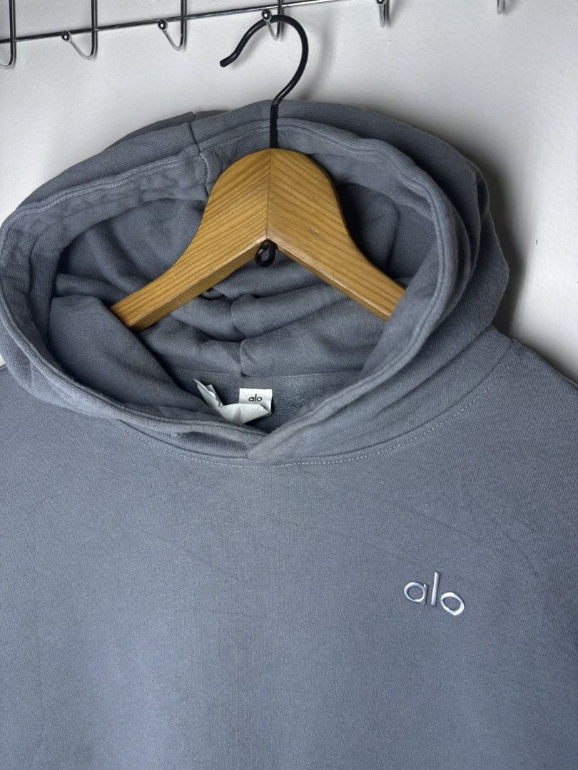 ALO YOGA OVERSIZED HOODIE (Category: Coats, Jackets and Outerwear) located in Manila. Submitted by lunaras_declutter (Listing ID 1470106951, Image 3). Description: MEDIUM TO LARGE LIKE NEW.