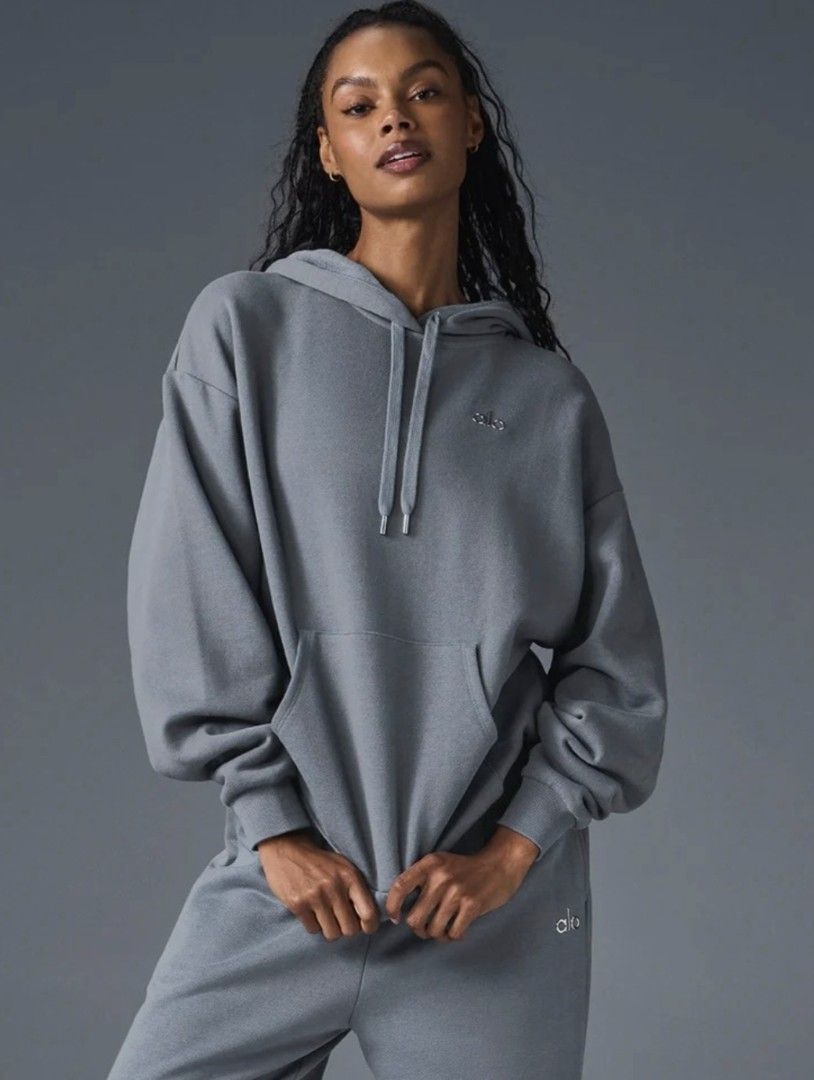 ALO YOGA OVERSIZED HOODIE (Category: Coats, Jackets and Outerwear) located in Manila. Submitted by lunaras_declutter (Listing ID 1470106951, Image 1). Description: MEDIUM TO LARGE LIKE NEW.