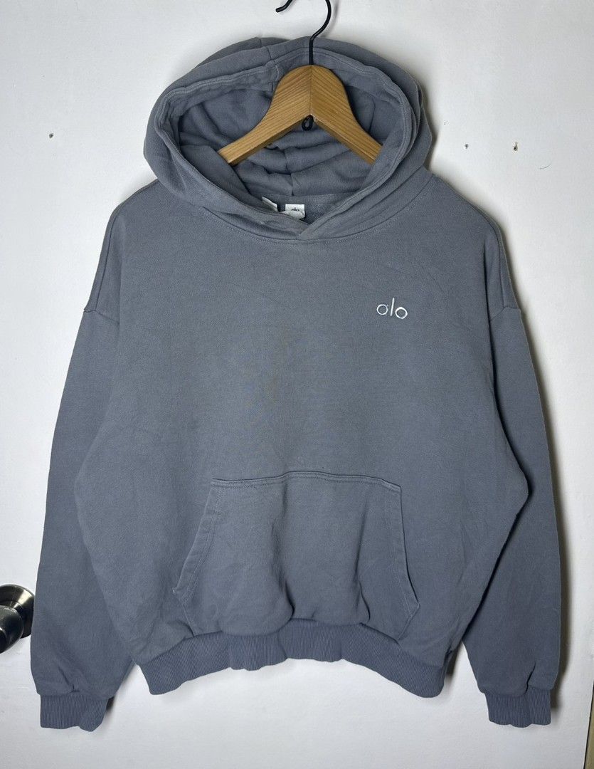 ALO YOGA OVERSIZED HOODIE (Category: Coats, Jackets and Outerwear) located in Manila. Submitted by lunaras_declutter (Listing ID 1470106951, Image 2). Description: MEDIUM TO LARGE LIKE NEW.