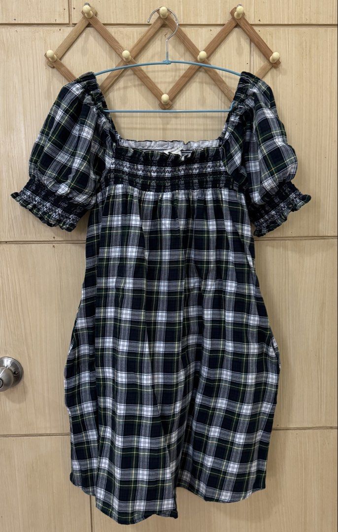 American Eagle Plaid Smocked Dress Size M (Category: Dresses) located in Dagupan City. Submitted by truehawk.c51029 (Listing ID 1470090065, Image 1). Description: - Brand: American Eagle - Size: Medium - Color/Pattern: Green, white, and black plaid - Design: Short puff sleeves, square neckline - Style: Comfortable and perfect for casual everyday wear.